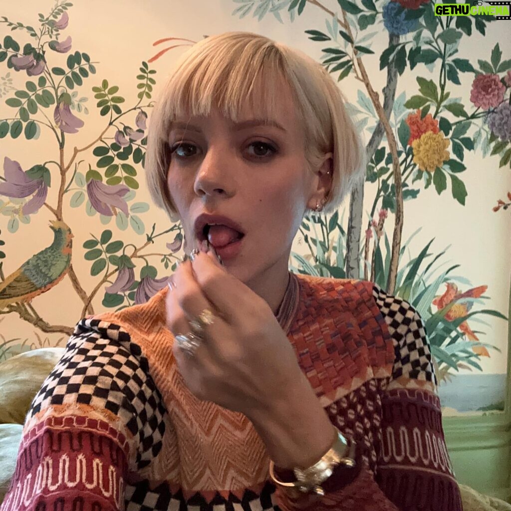 Lily Allen Instagram - Can I speak to the manager ?