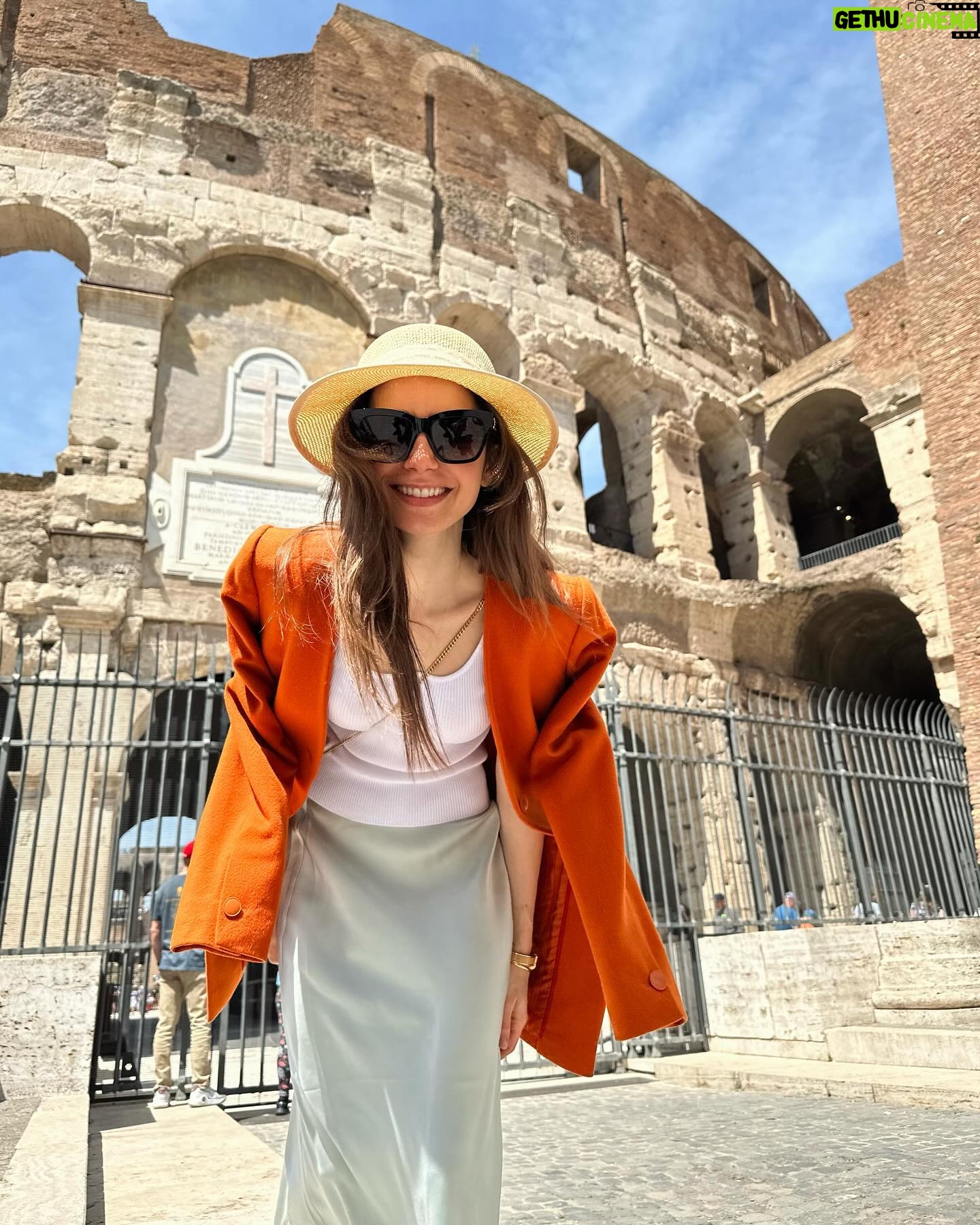 Lily Collins Instagram - Thinking about the Roman Empire…