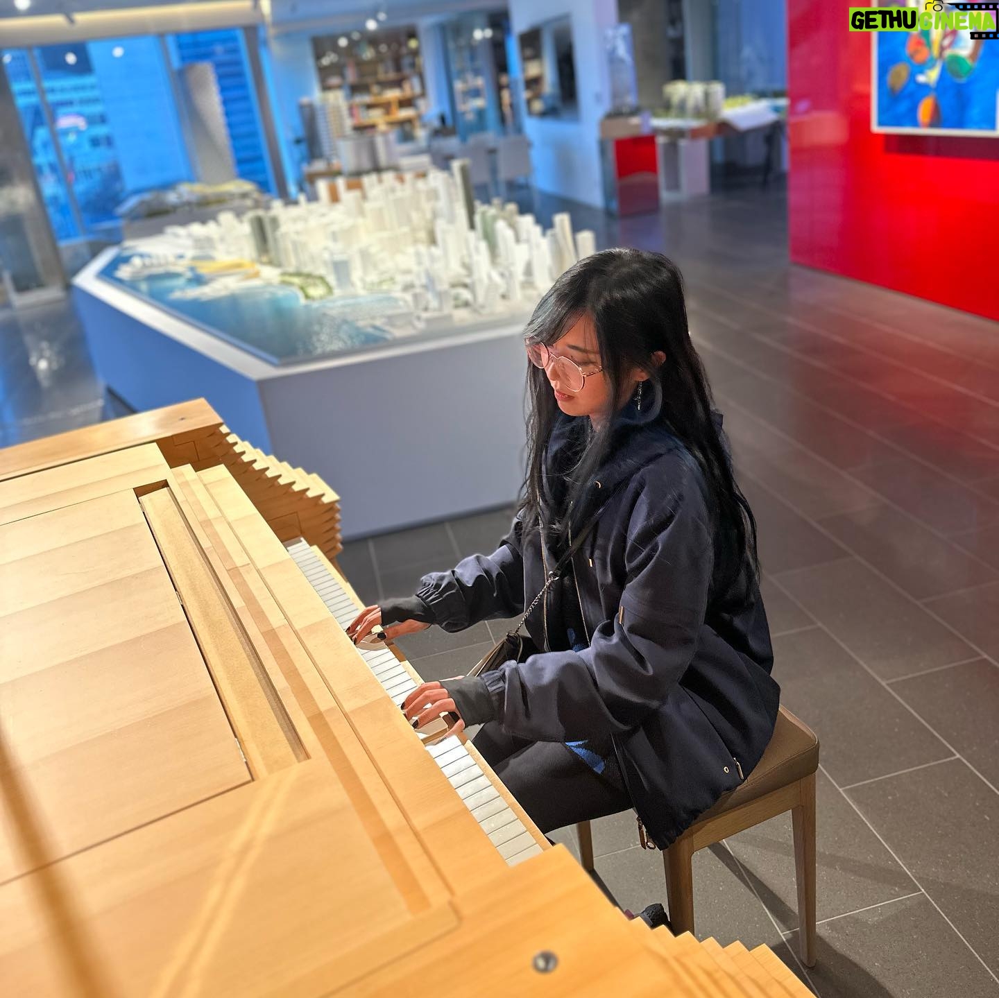 Lily Ki Instagram - went to Vancouver and ate food and played piano!!!!