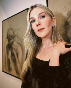 Lily Rabe Instagram - The sparkliest night with @rogervivier celebrating the brilliant @gherardofelloni, hosted by 👑 👑 @laurabrown99 and @kiernanshipka. (And thanks to my gorgeous seatmates @evaquirrenbach, @inesdelafressangeofficial and @bellaheathcote for the effervescent chat and caviar ✨)

👠 👛 @rogervivier
👗 @batshevadress 
💎 @anitakojewelry 
💄 @sarahuslan 
💇‍♀️ @e_mendez
