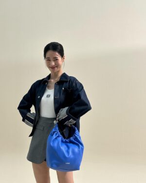 Lim Ji-yeon Instagram - Blue💙

#LOEWE
#LOEWEsqueeze