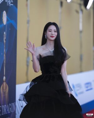 Lim Ji-yeon Instagram - 포기하지 말라고 주시는 상으로
생각하고 더 노력하겠습니다
감사합니다🙏

#청룡시리즈어워즈