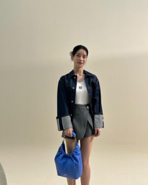 Lim Ji-yeon Instagram - Blue💙

#LOEWE
#LOEWEsqueeze