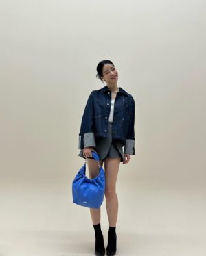 Lim Ji-yeon Instagram - Blue💙

#LOEWE
#LOEWEsqueeze