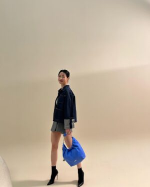 Lim Ji-yeon Instagram - Blue💙

#LOEWE
#LOEWEsqueeze