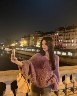 Lim Ji-yeon Instagram - 셀카찍지마🤔

#LOEWE
#In Paris