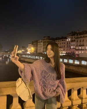 Lim Ji-yeon Instagram - 셀카찍지마🤔

#LOEWE
#In Paris