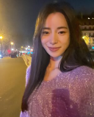 Lim Ji-yeon Instagram - 셀카찍지마🤔

#LOEWE
#In Paris