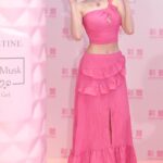 Lin Min-Chen Instagram - 最近和粉紅色好有緣 感謝彩豐的邀請 見到大家好開心🌸今晚準備泡在櫻花麝香泡泡浴裡🌸 @choifunghong_hk Styled by @hazel_lcm Outfit: @majeparis Heels: @Louboutinworld Accessories: @swarovski Hair @hinwan 📷 @cherie.mylife #彩豐 #香港品牌 #香港廠房 #櫻花 #賞櫻 #櫻花麝香沐浴露 #櫻花樹下 #sakura #joseristine