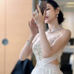 Lin Min-Chen Instagram - 昨日以頒獎嘉賓的身份出席 第42屆香港金像獎頒獎典禮❤️ 好榮幸能有機會和Stephy一起走紅毯和頒獎🙇🏻‍♀️平時是仙女下凡昨日是性感天使呀🥺😍當然還有見到好多又帥又美麗的朋友們 感謝金像獎的邀請 小女子玩的很是開心🥳⭐️❤️ Hair @chau.matt Styled by @hazel_lcm Gown: @annakaraofficial, available at @tobewed_official Heels: @louboutinworld
