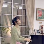 Lin Min-Chen Instagram - 💕🏡💕充電🔋滿滿 今年2月就一直大病小病反反覆覆了兩個月 用盡各種方法就是好不了氣屎我了😠 發現拍攝等工作都無法最佳狀態 而廠商們都好疼我🥺還反過來一直鼓勵我 這幾日終於有時間回家大補 下次回來又是超級健康寶寶🙆🏻‍♀️ 明天就會有新廣告推出❤️一起期待一下 圖1、2 ：今天又重看了Titatic 有感受到我對這部戲的熱情嗎 圖3 ：歡迎來到姊姊的小畫室 圖4 ：在姊姊的畫室搗亂一下 圖5 ：🌴🌿🎋 圖6 ：💕💕💕 圖7 ：媽咪種了椰子樹 圖8 ：媽咪種了百香果樹 圖9 ：愛的旋轉❤️ 圖10 ：布魯girl❤️
