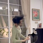 Lin Min-Chen Instagram - 💕🏡💕充電🔋滿滿 今年2月就一直大病小病反反覆覆了兩個月 用盡各種方法就是好不了氣屎我了😠 發現拍攝等工作都無法最佳狀態 而廠商們都好疼我🥺還反過來一直鼓勵我 這幾日終於有時間回家大補 下次回來又是超級健康寶寶🙆🏻‍♀️ 明天就會有新廣告推出❤️一起期待一下 圖1、2 ：今天又重看了Titatic 有感受到我對這部戲的熱情嗎 圖3 ：歡迎來到姊姊的小畫室 圖4 ：在姊姊的畫室搗亂一下 圖5 ：🌴🌿🎋 圖6 ：💕💕💕 圖7 ：媽咪種了椰子樹 圖8 ：媽咪種了百香果樹 圖9 ：愛的旋轉❤️ 圖10 ：布魯girl❤️
