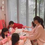 Lin Min-Chen Instagram - 💕🏡💕充電🔋滿滿 今年2月就一直大病小病反反覆覆了兩個月 用盡各種方法就是好不了氣屎我了😠 發現拍攝等工作都無法最佳狀態 而廠商們都好疼我🥺還反過來一直鼓勵我 這幾日終於有時間回家大補 下次回來又是超級健康寶寶🙆🏻‍♀️ 明天就會有新廣告推出❤️一起期待一下 圖1、2 ：今天又重看了Titatic 有感受到我對這部戲的熱情嗎 圖3 ：歡迎來到姊姊的小畫室 圖4 ：在姊姊的畫室搗亂一下 圖5 ：🌴🌿🎋 圖6 ：💕💕💕 圖7 ：媽咪種了椰子樹 圖8 ：媽咪種了百香果樹 圖9 ：愛的旋轉❤️ 圖10 ：布魯girl❤️