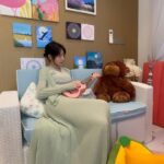 Lin Min-Chen Instagram - 💕🏡💕充電🔋滿滿 今年2月就一直大病小病反反覆覆了兩個月 用盡各種方法就是好不了氣屎我了😠 發現拍攝等工作都無法最佳狀態 而廠商們都好疼我🥺還反過來一直鼓勵我 這幾日終於有時間回家大補 下次回來又是超級健康寶寶🙆🏻‍♀️ 明天就會有新廣告推出❤️一起期待一下 圖1、2 ：今天又重看了Titatic 有感受到我對這部戲的熱情嗎 圖3 ：歡迎來到姊姊的小畫室 圖4 ：在姊姊的畫室搗亂一下 圖5 ：🌴🌿🎋 圖6 ：💕💕💕 圖7 ：媽咪種了椰子樹 圖8 ：媽咪種了百香果樹 圖9 ：愛的旋轉❤️ 圖10 ：布魯girl❤️