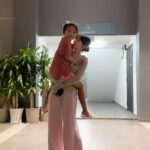 Lin Min-Chen Instagram - 💕🏡💕充電🔋滿滿 今年2月就一直大病小病反反覆覆了兩個月 用盡各種方法就是好不了氣屎我了😠 發現拍攝等工作都無法最佳狀態 而廠商們都好疼我🥺還反過來一直鼓勵我 這幾日終於有時間回家大補 下次回來又是超級健康寶寶🙆🏻‍♀️ 明天就會有新廣告推出❤️一起期待一下 圖1、2 ：今天又重看了Titatic 有感受到我對這部戲的熱情嗎 圖3 ：歡迎來到姊姊的小畫室 圖4 ：在姊姊的畫室搗亂一下 圖5 ：🌴🌿🎋 圖6 ：💕💕💕 圖7 ：媽咪種了椰子樹 圖8 ：媽咪種了百香果樹 圖9 ：愛的旋轉❤️ 圖10 ：布魯girl❤️