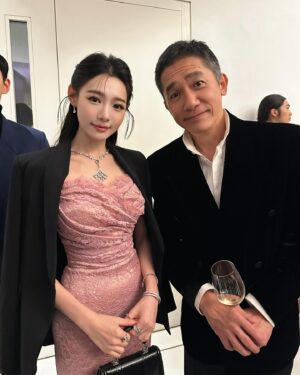 Lin Min-Chen Instagram - 又到了追星時刻❤️❤️昨日好多小確幸
當我奔向梁朝偉大神的時候 他竟對我說 有看過我演的飯戲攻心！！然後我就比招牌動作🤟🏻🤟🏻給他 但沒有勇氣請他和我一起做 還有仙女下凡的范爺🥹🥹

再次感謝亞洲電影大獎的邀請 小女子昨日玩的甚是開心🥳❤️

@bulgari #BVLGARI #BVLGARIHK  #BvlgariJewellery #Serpenti #Divasdream #Fiorever

Styled by @hazel_lcm
Gown, bag: @dolcegabbana
Heels: @louboutinworld
Hair： @chau.matt