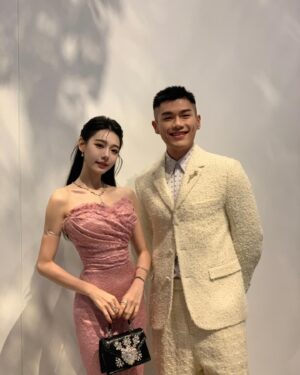 Lin Min-Chen Instagram - 又到了追星時刻❤️❤️昨日好多小確幸
當我奔向梁朝偉大神的時候 他竟對我說 有看過我演的飯戲攻心！！然後我就比招牌動作🤟🏻🤟🏻給他 但沒有勇氣請他和我一起做 還有仙女下凡的范爺🥹🥹

再次感謝亞洲電影大獎的邀請 小女子昨日玩的甚是開心🥳❤️

@bulgari #BVLGARI #BVLGARIHK  #BvlgariJewellery #Serpenti #Divasdream #Fiorever

Styled by @hazel_lcm
Gown, bag: @dolcegabbana
Heels: @louboutinworld
Hair： @chau.matt