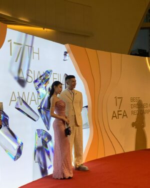 Lin Min-Chen Instagram - 又到了追星時刻❤️❤️昨日好多小確幸
當我奔向梁朝偉大神的時候 他竟對我說 有看過我演的飯戲攻心！！然後我就比招牌動作🤟🏻🤟🏻給他 但沒有勇氣請他和我一起做 還有仙女下凡的范爺🥹🥹

再次感謝亞洲電影大獎的邀請 小女子昨日玩的甚是開心🥳❤️

@bulgari #BVLGARI #BVLGARIHK  #BvlgariJewellery #Serpenti #Divasdream #Fiorever

Styled by @hazel_lcm
Gown, bag: @dolcegabbana
Heels: @louboutinworld
Hair： @chau.matt