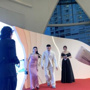 Lin Min-Chen Instagram - 又到了追星時刻❤️❤️昨日好多小確幸
當我奔向梁朝偉大神的時候 他竟對我說 有看過我演的飯戲攻心！！然後我就比招牌動作🤟🏻🤟🏻給他 但沒有勇氣請他和我一起做 還有仙女下凡的范爺🥹🥹

再次感謝亞洲電影大獎的邀請 小女子昨日玩的甚是開心🥳❤️

@bulgari #BVLGARI #BVLGARIHK  #BvlgariJewellery #Serpenti #Divasdream #Fiorever

Styled by @hazel_lcm
Gown, bag: @dolcegabbana
Heels: @louboutinworld
Hair： @chau.matt