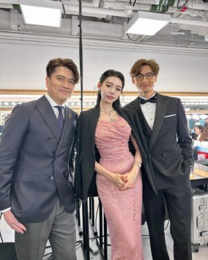 Lin Min-Chen Instagram - 又到了追星時刻❤️❤️昨日好多小確幸
當我奔向梁朝偉大神的時候 他竟對我說 有看過我演的飯戲攻心！！然後我就比招牌動作🤟🏻🤟🏻給他 但沒有勇氣請他和我一起做 還有仙女下凡的范爺🥹🥹

再次感謝亞洲電影大獎的邀請 小女子昨日玩的甚是開心🥳❤️

@bulgari #BVLGARI #BVLGARIHK  #BvlgariJewellery #Serpenti #Divasdream #Fiorever

Styled by @hazel_lcm
Gown, bag: @dolcegabbana
Heels: @louboutinworld
Hair： @chau.matt