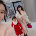 Lin Min-Chen Instagram – 一早就帶全家人去看戲戲 #飯戲攻心2 🤟🏻🤟🏻 看完好想直接衝去前面順便謝個票😆😆

除夕家人一到香港就帶他們去撈魚生 初一看完電影就再回去 @lawryshk 吃好料 每天都吃得好滿足💕💕