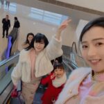 Lin Min-Chen Instagram – 一早就帶全家人去看戲戲 #飯戲攻心2 🤟🏻🤟🏻 看完好想直接衝去前面順便謝個票😆😆

除夕家人一到香港就帶他們去撈魚生 初一看完電影就再回去 @lawryshk 吃好料 每天都吃得好滿足💕💕