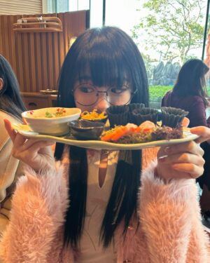 Lin Min-Chen Instagram - 初二大吉🍊🍊🍊🍊🍊
帶家人吃吃喝喝過大年🧧🧧

今天去千兩吃sushiiiii❤️超好吃
昨日還帶家人去吃螃蟹米粉 我愛的CanLah！那裡還有臭豆sambal！！