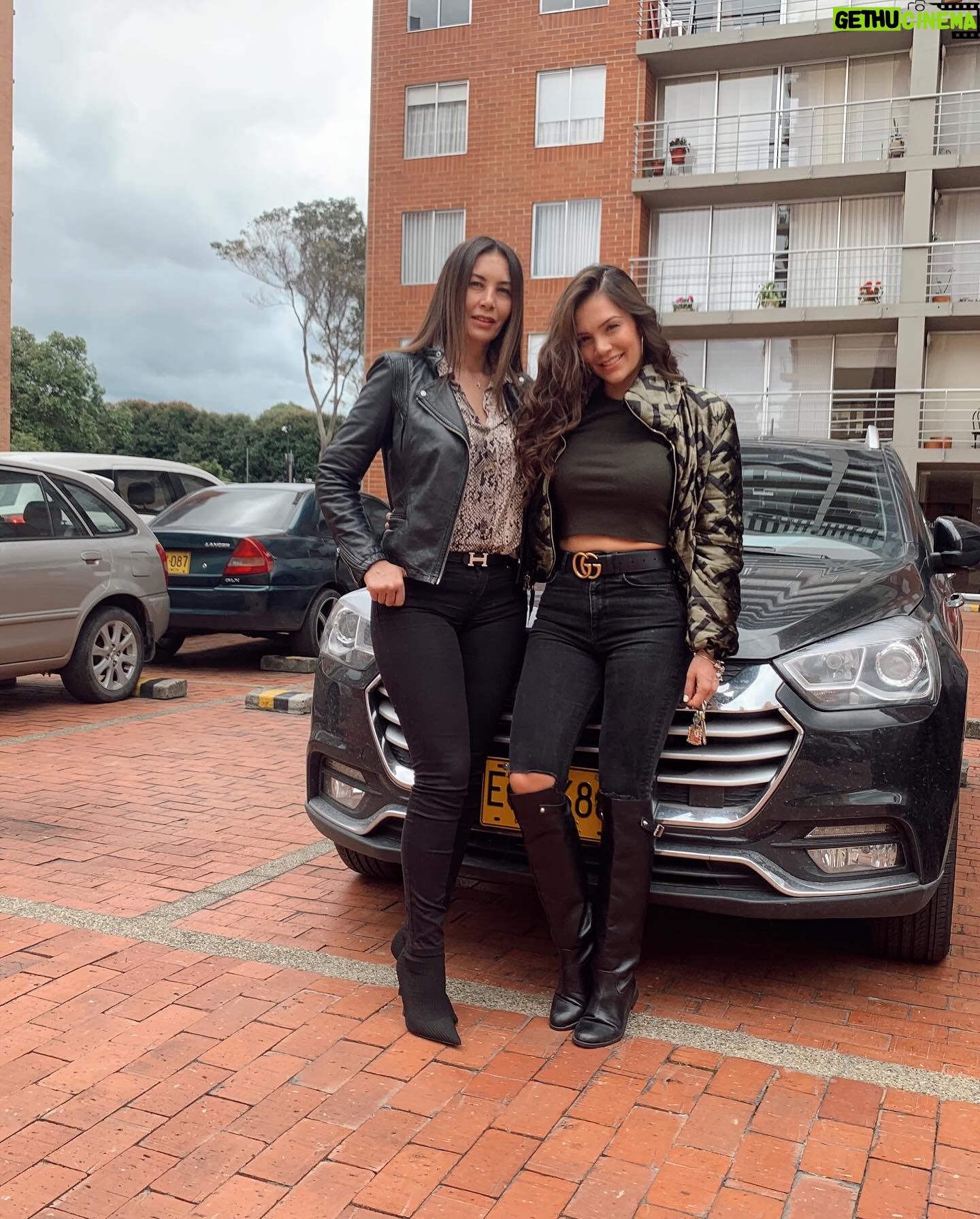 Lina Tejeiro Instagram - Feliz día mami ♥️ @vibianatejeiro Gracias por ser la mamá que eres, incondicional, paciente y llena de amor. Que afortunada soy por contar contigo en mi vida, por la mujer que criaste, por cada decisión que tomaste. GRACIAS MAMI sin tu apoyo, sin tu amor, sin ti nada sería igual. Eres la mejor mamá, la mejor perriabuela, la mejor doctora, la mejor de todo en mi mundo. @vibianatejeiro TE AMO ♥️