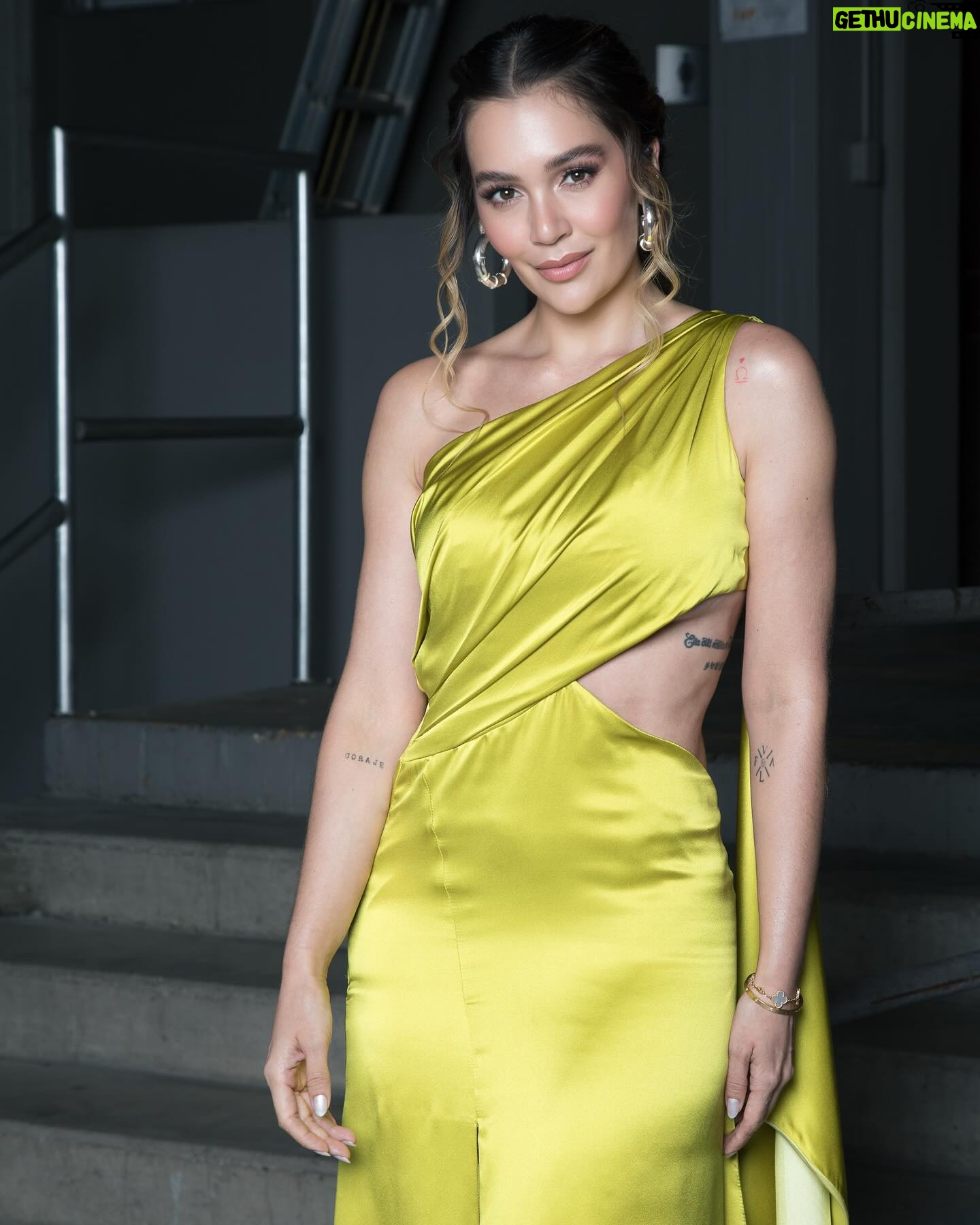 Lina Tejeiro Instagram - Si somos fieles a nosotros mismos, no podemos ser falsos con nadie. 📸 @waltergomezurrego 💄 @wenacostamua 👗 @luchitaluchis