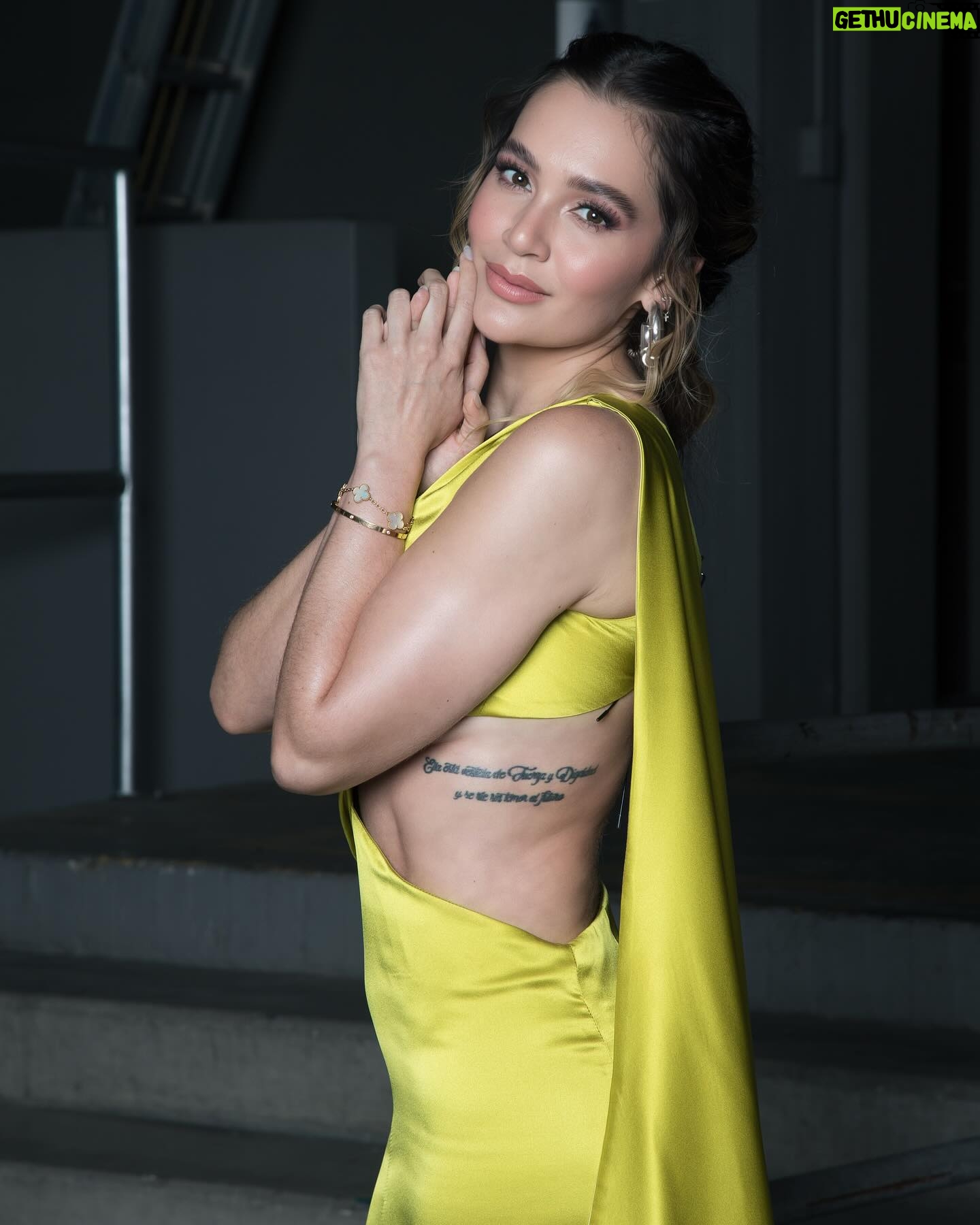 Lina Tejeiro Instagram - Si somos fieles a nosotros mismos, no podemos ser falsos con nadie. 📸 @waltergomezurrego 💄 @wenacostamua 👗 @luchitaluchis