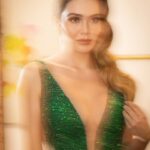 Lina Tejeiro Instagram – Domingo de eliminación. 💚
👗 : @johnlecksell 
📸 : @oko.lg 
💄 : @wenacostamua 
💇🏼‍♀️: @oscartsanchez 
@luchitaluchis 
@maryluz.galeano.16