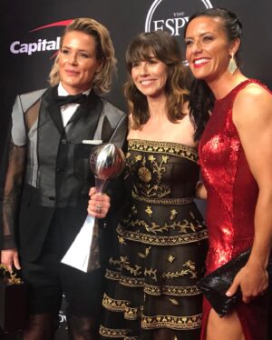 Linda Cardellini Instagram - I played a lot of soccer growing up. I was star struck last night. What a DREAM to meet these incredible women from @uswnt. 🤩 Thank you @mrapinoe @ashlynharris24 and @alikrieger for the pics. ✨
Congrats on winning BEST TEAM. You are heroes. 🏆🇺🇸⚽️⭐️
(pic 3 is my soccer #tbt ☺️) #espys #equalpay #nwsl
📸 #1 by: @richfury @gettyimages ✨