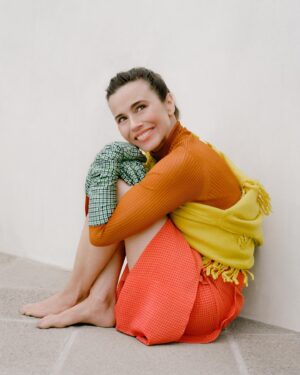 Linda Cardellini Instagram - Thank you to @thecut for having me on the cover of the July issue! Here’s a look at some more photos. There’s a link to the full story in my bio. 💚
Thank you @molly_lambert for writing a beautiful, thoughtful piece and to all of the creative team for making me feel so special. 
Photographs by @jacqharriet
Styled by @rebeccarams
Photography Direction by @lradel
Hair by @nikkiprovidence
Makeup by @rachelgoodwinmakeup
Nails by @painted_lolly