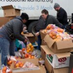 Linda Cardellini Instagram - Thank you @wckitchen & @feedingamerica for doing such incredible and inspiring work to feed those in need. ❤️ If you would like to find ways to get involved please check out: http://WCK.org/chefsforamerica or @FeedingAmerica :http://bit.ly/3cYMfMA