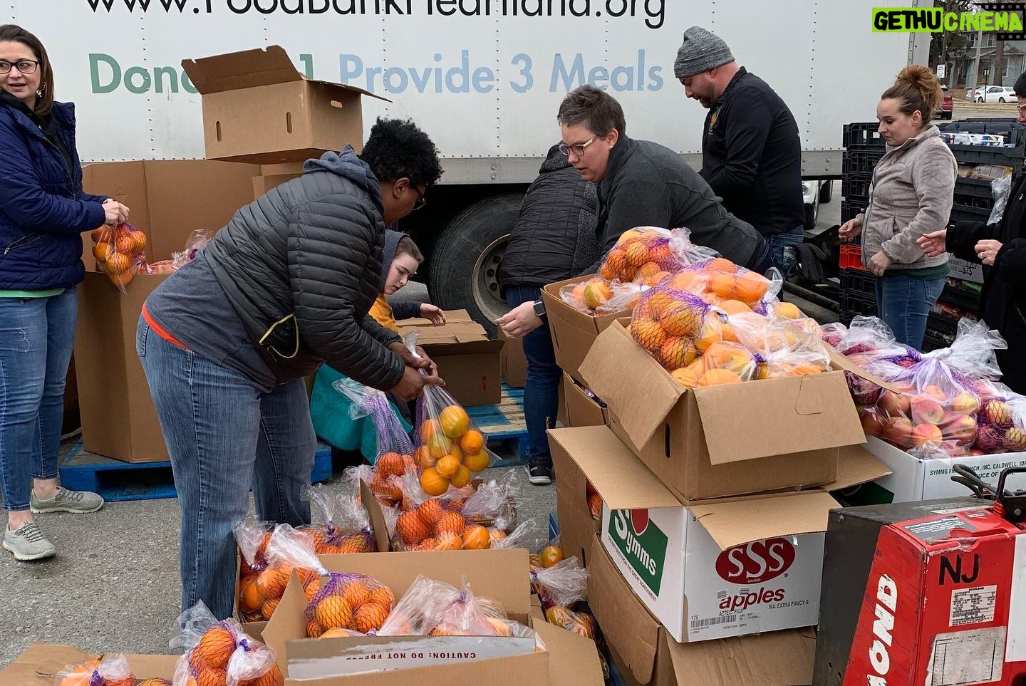Linda Cardellini Instagram - Thank you @wckitchen & @feedingamerica for doing such incredible and inspiring work to feed those in need. ❤️ If you would like to find ways to get involved please check out: http://WCK.org/chefsforamerica or @FeedingAmerica :http://bit.ly/3cYMfMA