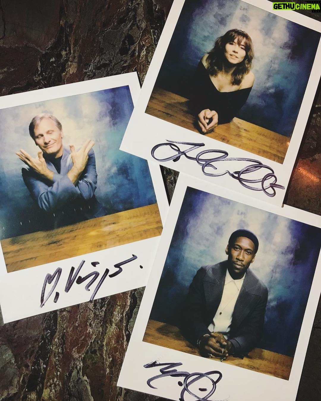 Linda Cardellini Instagram - #FBF to some photo booth fun with my #GreenBookMovie cast at #TIFF18 💚