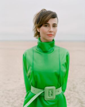 Linda Cardellini Instagram - Thank you to @thecut for having me on the cover of the July issue! Here’s a look at some more photos. There’s a link to the full story in my bio. 💚
Thank you @molly_lambert for writing a beautiful, thoughtful piece and to all of the creative team for making me feel so special. 
Photographs by @jacqharriet
Styled by @rebeccarams
Photography Direction by @lradel
Hair by @nikkiprovidence
Makeup by @rachelgoodwinmakeup
Nails by @painted_lolly