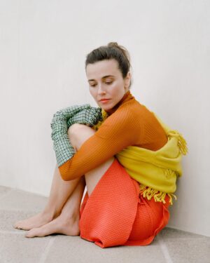 Linda Cardellini Instagram - Thank you to @thecut for having me on the cover of the July issue! Here’s a look at some more photos. There’s a link to the full story in my bio. 💚
Thank you @molly_lambert for writing a beautiful, thoughtful piece and to all of the creative team for making me feel so special. 
Photographs by @jacqharriet
Styled by @rebeccarams
Photography Direction by @lradel
Hair by @nikkiprovidence
Makeup by @rachelgoodwinmakeup
Nails by @painted_lolly