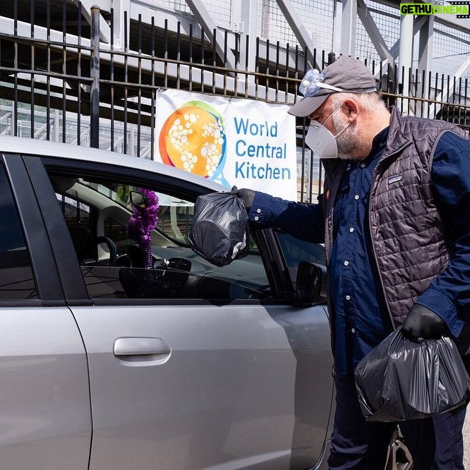 Linda Cardellini Instagram - Thank you @wckitchen & @feedingamerica for doing such incredible and inspiring work to feed those in need. ❤️ If you would like to find ways to get involved please check out: http://WCK.org/chefsforamerica or @FeedingAmerica :http://bit.ly/3cYMfMA