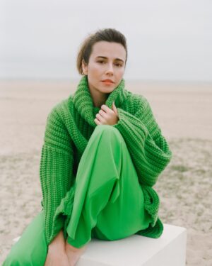 Linda Cardellini Instagram - Thank you to @thecut for having me on the cover of the July issue! Here’s a look at some more photos. There’s a link to the full story in my bio. 💚
Thank you @molly_lambert for writing a beautiful, thoughtful piece and to all of the creative team for making me feel so special. 
Photographs by @jacqharriet
Styled by @rebeccarams
Photography Direction by @lradel
Hair by @nikkiprovidence
Makeup by @rachelgoodwinmakeup
Nails by @painted_lolly