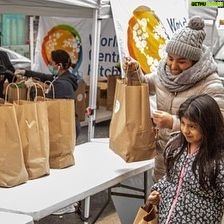Linda Cardellini Instagram - Thank you @wckitchen & @feedingamerica for doing such incredible and inspiring work to feed those in need. ❤️ If you would like to find ways to get involved please check out: http://WCK.org/chefsforamerica or @FeedingAmerica :http://bit.ly/3cYMfMA