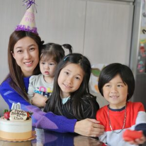 Linda Chung Instagram - I have my family and friends.  We are all healthy.  I am the luckiest girl in the world. 💜. Cheers to 40! 🥂🥳

#ihaveeverythingineed
#happybirthday