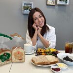 Linda Chung Instagram – [GOOD DAYS starts with GREAT BREAKFAST☕️🍳]

之前有朋友問過我What makes up my breakfast? 其實都離唔開炒蛋、炒薯粒🥔，配下水果，呢啲 all-day breakfast啦！但係想食得健康，keep住 #slimbody 仲要有充足嘅energy💪🏻，我就會揀 #嘉頓 ⭐️奇亞籽三文治麥包⭐️ 同 🌾十三穀三文治包🌾原來健康穀物麵包，都可以好鬆軟好好味😋，粒粒口感，有d飽足感，即刻有個Perfect Morning🌞

嘉頓健康三文治包系列，2款都係0️⃣膽固醇，0️⃣反式脂肪，仲係多穀高纖✅
⭐️奇亞籽三文治麥包⭐️蘊含豐富膳食纖維🫛同埋Omega-3 🐟
🌾十三穀三文治包🌾添加13種穀類，包括亞麻籽、奇亞籽、葵花籽、燕麥等☀️

宜家起至到7月18日，去多間7 –11指定分店買任何鮮奶或牛奶飲品  10蚊就可換購嘉頓奇亞籽三文治麥包/十三穀三文治包1包，仲唔買返包，同我一齊chill 住嘆返個輕營日常。

@garden.hongkong 
#healthylifestyle #eatwell #mybreadchoice #嘉頓 #嘉頓有限公司 #garden #gardenhk #嘉頓健康三文治包系列 #奇亞籽三文治麥包 #十三穀三文治包 #多穀高纖 #0膽固醇 #0反式脂肪 #香港新鮮製造 #7-11