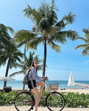 Linda Chung Instagram - Vitamin D and spending time with family is my favourite combination. ☀️🧓🏻👵🏻👨🏻👩🏻🧒🏻👧🏻👶🏻

@regentphuquoc 
#beautifuldestination