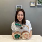 Linda Chung Instagram – [GOOD DAYS starts with GREAT BREAKFAST☕️🍳]

之前有朋友問過我What makes up my breakfast? 其實都離唔開炒蛋、炒薯粒🥔，配下水果，呢啲 all-day breakfast啦！但係想食得健康，keep住 #slimbody 仲要有充足嘅energy💪🏻，我就會揀 #嘉頓 ⭐️奇亞籽三文治麥包⭐️ 同 🌾十三穀三文治包🌾原來健康穀物麵包，都可以好鬆軟好好味😋，粒粒口感，有d飽足感，即刻有個Perfect Morning🌞

嘉頓健康三文治包系列，2款都係0️⃣膽固醇，0️⃣反式脂肪，仲係多穀高纖✅
⭐️奇亞籽三文治麥包⭐️蘊含豐富膳食纖維🫛同埋Omega-3 🐟
🌾十三穀三文治包🌾添加13種穀類，包括亞麻籽、奇亞籽、葵花籽、燕麥等☀️

宜家起至到7月18日，去多間7 –11指定分店買任何鮮奶或牛奶飲品  10蚊就可換購嘉頓奇亞籽三文治麥包/十三穀三文治包1包，仲唔買返包，同我一齊chill 住嘆返個輕營日常。

@garden.hongkong 
#healthylifestyle #eatwell #mybreadchoice #嘉頓 #嘉頓有限公司 #garden #gardenhk #嘉頓健康三文治包系列 #奇亞籽三文治麥包 #十三穀三文治包 #多穀高纖 #0膽固醇 #0反式脂肪 #香港新鮮製造 #7-11