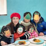 Linda Chung Instagram – Christmas is a good excuse to eat everything. 🩵🤍🩵🤍🩵