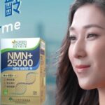 Linda Chung Instagram - 自從我代言咗NMN之後，就同屋企人一齊食到而家； 每次問大家食完有咩感覺，發現男女嘅反饋真的很唔同。 👨🏻原來男女體質、DNA大不同，男士比女士記憶中心小、年過50的男士體內NAD 水平持續下降比女士低#, 而且身體會不斷產生脫髮因子，攻擊頭髮毛囊等因素💁🏻‍♂ 所以大多男士嘅反饋就覺得記憶力提升咗，頭髮比之前濃密咗；精神體力好似返去年輕時。 點解揀楓之寶NMN？就係因為它有專門針對男士及女士而設嘅複合配方， 【改寫逆齡 #BetterMe 🇨🇦加拿大楓之寶 NMN 逆齡20•男 (150粒)】 ✅ 高含量, 每盒含25000毫克NMN ✅ NMN純度高於99% ✅結合科研級六重逆齡因子(NMN、專利成分 BacoMind™️白花馬齒莧提取物、白藜蘆醇、鋸棕櫚提取物、affronEYE®️番紅花提取物、生物素 ✅激活DNA修復、對抗衰老 ✅天然酵母發酵技術, 最快2分鐘被身體吸收^ ✅專利成分BacoMind™️，提升記憶力50%△ ✅ 激活生髮、有助提升男士精力、促進前列健康、⾝體強而有⼒！ 楓之寶仲係唯一一個NMN品牌**攞咗 有『保健品界奧斯卡』之稱嘅NutraIngredients亞太區大獎 身為用家嘅我，已經燒著咗好多身邊嘅男士去試呢個專屬配方❗同身邊嘅人一齊重拾身體話事權，想做就做走得更遠，真正自由地去享受生活， 活得更精彩🥳！改寫逆齡 #BetterMe ✨！ 立即體驗，去萬寧搶購🛒🛍： https://bit.ly/AGNMN25000Men 更多產品資訊👉🏻：https://bit.ly/AGESNMN25000Men ============================================================== #Okabe, Keisuke, et al. Frontiers in Nutrition 9 (2022) ^ Mills F.F.,et al. (2016), Cell Metabolism, 24(6), 795-806 △ Morgan A, Stevens J. J (2010). Alternative Medicine Review, 15(3), 283-284. BacoMindTM is a trademark of Natural Remedies Pvt. ** 加拿大楓之寶NMN 逆齡20.女 (2022年NutraIngredients Asia Awards亞太區冠軍)