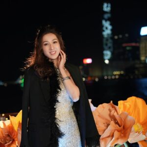 Linda Chung Instagram - Sending you joy, love and many blessings during this Christmas season.  Merry Christmas! 🎄✨🎅✨🎁

Jumpsuit @LeeGrebenau @bridalistic_official
Jacket and bag @MICHAELKORS
#MICHAELKORSHK #TRIBECAbag
Jewelries @davidyurman
Shoes @louboutinworld
Stylist @sarona_lo 
Hair @jameslee_hair 
Makeup @littlewhite_makeup