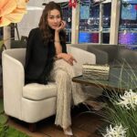 Linda Chung Instagram – Sending you joy, love and many blessings during this Christmas season.  Merry Christmas! 🎄✨🎅✨🎁

Jumpsuit @LeeGrebenau @bridalistic_official
Jacket and bag @MICHAELKORS
#MICHAELKORSHK #TRIBECAbag
Jewelries @davidyurman
Shoes @louboutinworld
Stylist @sarona_lo 
Hair @jameslee_hair 
Makeup @littlewhite_makeup