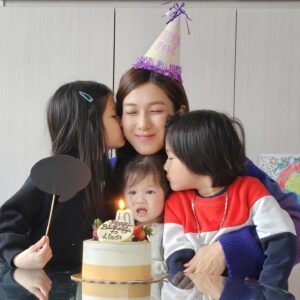 Linda Chung Instagram - I have my family and friends.  We are all healthy.  I am the luckiest girl in the world. 💜. Cheers to 40! 🥂🥳

#ihaveeverythingineed
#happybirthday
